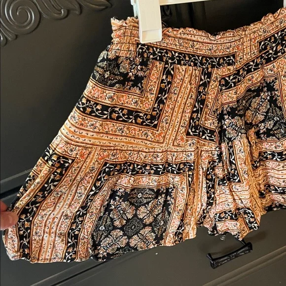 American Eagle- Boho Pull on Shorts  - Black & Tan Floral - Picture 2 of 5